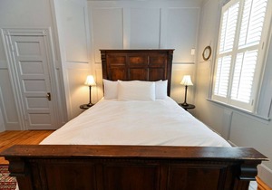Old world charm downtown Edenton near the harbor, with homemade breakfast daily