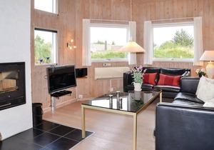 On a planted dune plot not far from the beach lies this well-kept and cozy luxury house with a glass