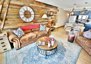 On Lake! Fully Updated! Ground Floor, Hot Tub. Walk to Concerts, Marina