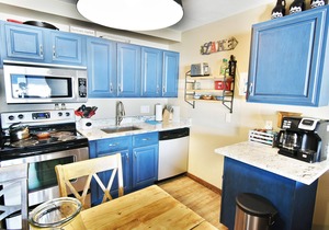 On Lake! Fully Updated! Ground Floor, Hot Tub. Walk to Concerts, Marina
