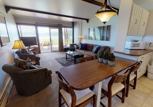 On Lake! Ground Floor, Views, Hot Tub. Walk to Marina, Concerts, Dining