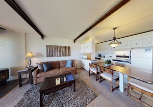 On Lake! Ground Floor, Views, Hot Tub. Walk to Marina, Concerts, Dining