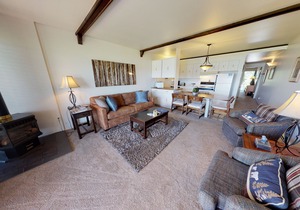On Lake! Ground Floor, Views, Hot Tub. Walk to Marina, Concerts, Dining