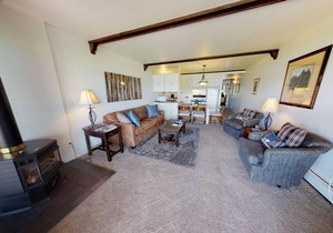 On Lake! Ground Floor, Views, Hot Tub. Walk to Marina, Concerts, Dining