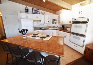 On Lake! Top Floor, WOW Views, Deck! Elevator, Hot Tub. Walk to Concerts