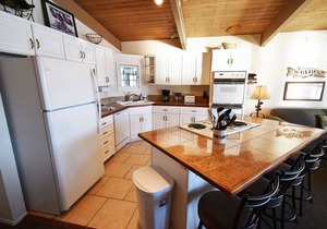 On Lake! Top Floor, WOW Views, Deck! Elevator, Hot Tub. Walk to Concerts
