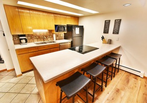 On River. Pool, 2 Hot Tubs. Easy Drive to Dining, Shops, Events, Marina