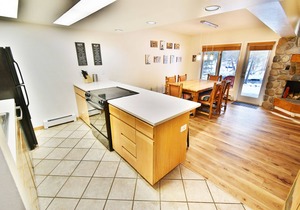 On River. Pool, 2 Hot Tubs. Easy Drive to Dining, Shops, Events, Marina