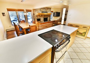 On River. Pool, 2 Hot Tubs. Easy Drive to Dining, Shops, Events, Marina