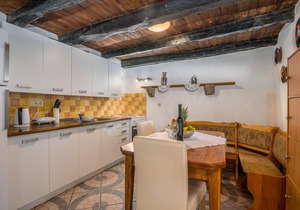 On the first floor of an old private house is this nice studio apartment.
