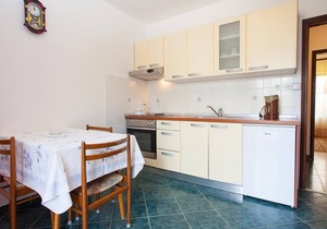 One bedroom apartment for 2 people, away from the traffic noise and close to the beach.
