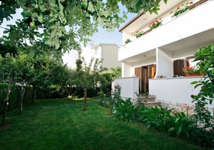 One bedroom apartment for 2 people, away from the traffic noise and close to the beach.