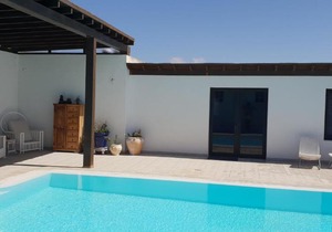 One bedroom house with private pool enclosed garden and wifi at Nazaret