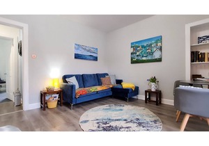 Only yards from the historic seafront: Bright, modern flat. Super dog friendly!