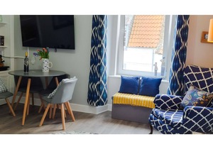 Only yards from the historic seafront: Bright, modern flat. Super dog friendly!