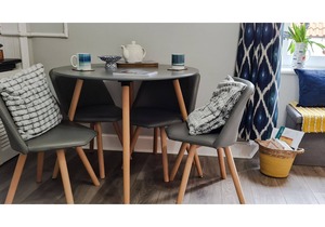 Only yards from the historic seafront: Bright, modern flat. Super dog friendly!