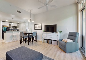 Open and attractive condo near beach with shared pool & hot tub