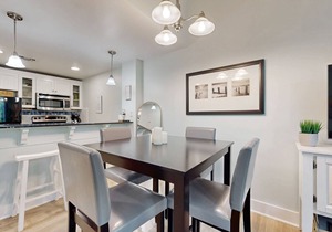 Open and attractive condo near beach with shared pool & hot tub