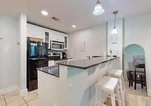 Open and attractive condo near beach with shared pool & hot tub