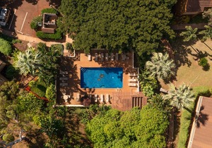 Open and Spacious Tropical Condo w/Private Washer/Dryer, Shared Pool, Free WiFi