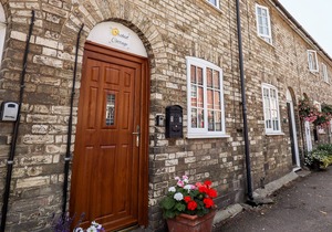 ORCHID COTTAGE, character holiday cottage, with open fire in Lavenham