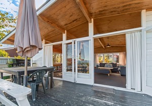 Original Kinloch bach on lake front, with lots of parking and great views