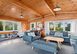 Original Kinloch bach on lake front, with lots of parking and great views
