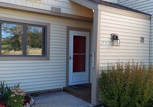 Outside heated pool, 2 miles to Lake Michigan, 2 bed 2 1/2 bath