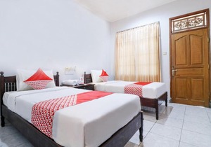 OYO 2411 Taman Mekar Beach Inn 2