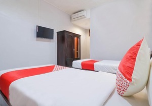 OYO 2411 Taman Mekar Beach Inn 2