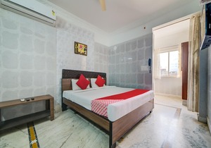 OYO 29087 Hotel Golden Pride
