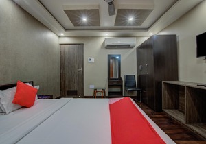OYO 3511 Crystal Studio