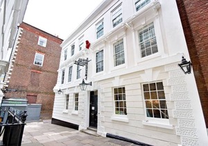 P2E sleeps 2En-suite Double Room wifi desk air con