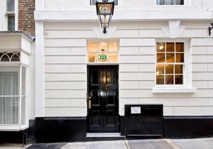 P2E sleeps 2En-suite Double Room wifi desk air con