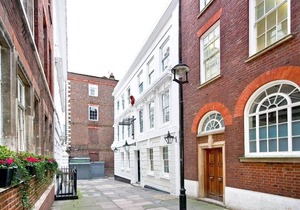 P2E sleeps 2En-suite Double Room wifi desk air con