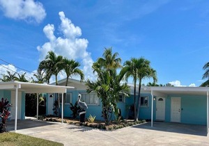 P38 - Charming 1 bedroom, waterfront duplex with private hot tub. Cabana Club.
