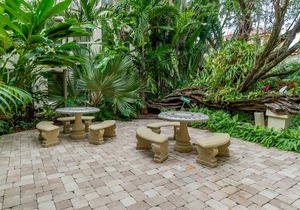 🏝Palm Beach Island Condo-Hotel King Bed Studio Walk to Beach🏖