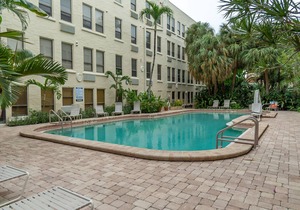 🏝Palm Beach Island Condo-Hotel Room Walk to Beach 🏖