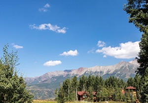 PALMYRA PINES— Luxe cabin w/ vibrant views, hot tub, & ski-in/ski-out access