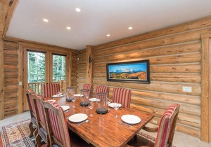 PALMYRA PINES— Luxe cabin w/ vibrant views, hot tub, & ski-in/ski-out access