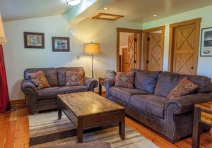 Paradise Valley Log Bunkhouse: 6BR Mountain Retreat on Historic Working Ranch