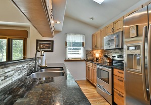 Park Forest Deer Trail Townhome: Hot Tub, On Shuttle Route