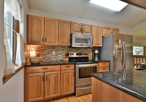 Park Forest Deer Trail Townhome: Hot Tub, On Shuttle Route