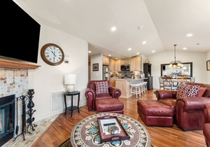 Park Pointe A302 - Community Pool/Hot tub!