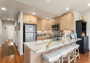 Park Pointe A302 - Community Pool/Hot tub!