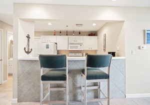Parkview Bay Condo Overlooks Pool & Lake, Great Location Near Mall, Free Wi-Fi!