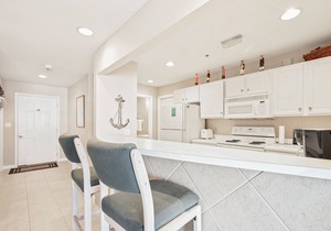 Parkview Bay Condo Overlooks Pool & Lake, Great Location Near Mall, Free Wi-Fi!