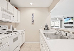 Parkview Bay Condo Overlooks Pool & Lake, Great Location Near Mall, Free Wi-Fi!