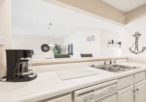 Parkview Bay Condo Overlooks Pool & Lake, Great Location Near Mall, Free Wi-Fi!