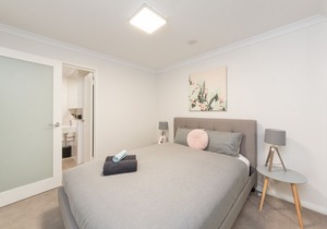 Parkview Suite 30 - Just minutes from entertainment precincts, shopping centres!